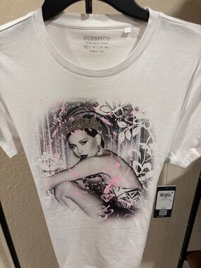 NWTGUESS White Short-Sleeve Graphic Tee with Pink & Black Artwork & Lace Up Back